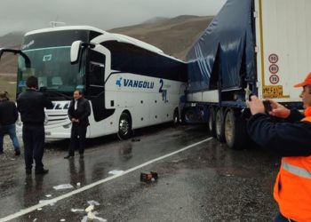 Hakkari’de yolcu otobüsü TIR’la çarpıştı: 3 ölü, 7 yaralı