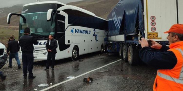 Hakkari’de yolcu otobüsü TIR’la çarpıştı: 3 ölü, 7 yaralı