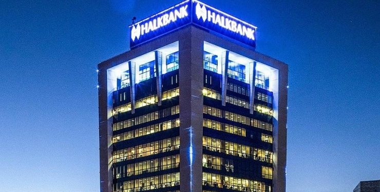 Halkbank, ABD Yüksek Mahkemesi’nin dünkü kararından sonra bir açıklama yayımladı. Bankanın ABD’de yargılanıp yargılanamayacağına ilişkin kararın istinaf mahkemesinde yeniden değerlendirileceği belirtildi.