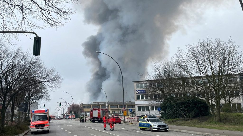 Hamburg’da yangın: 140 kişi tahliye edildi, zehirli partikül uyarısı yapıldı