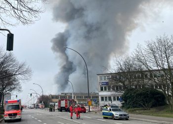 Hamburg’da yangın: 140 kişi tahliye edildi, zehirli partikül uyarısı yapıldı