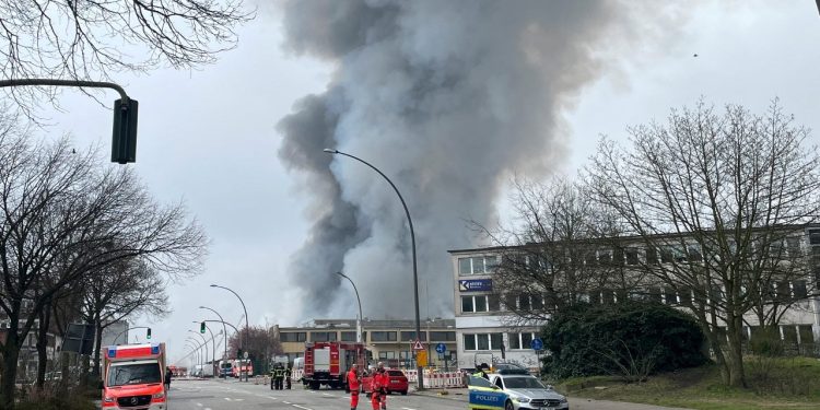 Hamburg’da yangın: 140 kişi tahliye edildi, zehirli partikül uyarısı yapıldı