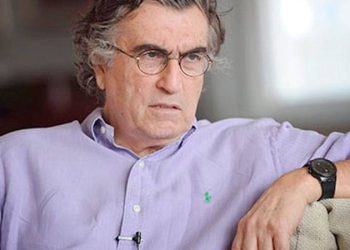 Yeşil Sol Parti İstanbul 2. Bölge milletvekili adayı Hasan Cemal, Diyarbakır merkezli 21 ilde düzenlenen aralarında gazeteci, siyasetçi, STK temsilcisi, hukukçuların olduğu 110 kişinin gözaltına alınmasına tepki gösterdi. Cemal, "Tarihsel yenilginin arifesinde olan Tayip Erdoğan ve etrafındaki oligarşik yapı yine en iyi bildikleri yöntemlerle seçim çalışması yürüttüklerini görüyoruz" dedi.