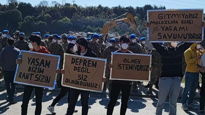 Hatay’da ‘yaşam nöbeti’ tutan depremzedelere biber gazıyla müdahale