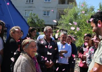 Hatay'da Yeşil Sol Partili adaylar güllerle karşılandı