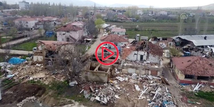 Hatay'da depremde yıkılan eve az hasarlı raporu verildi