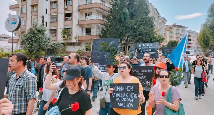 Hatay’da depremzedeler yürüdü: Unutmak yok, affetmek yok, helalleşmek yok!