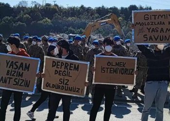 Hatay’da ‘yaşam nöbeti’ tutan depremzedelere biber gazıyla müdahale