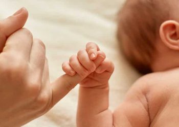 Hemşire, yanlışlıkla 6 aylık bebeğin parmağını kesti!