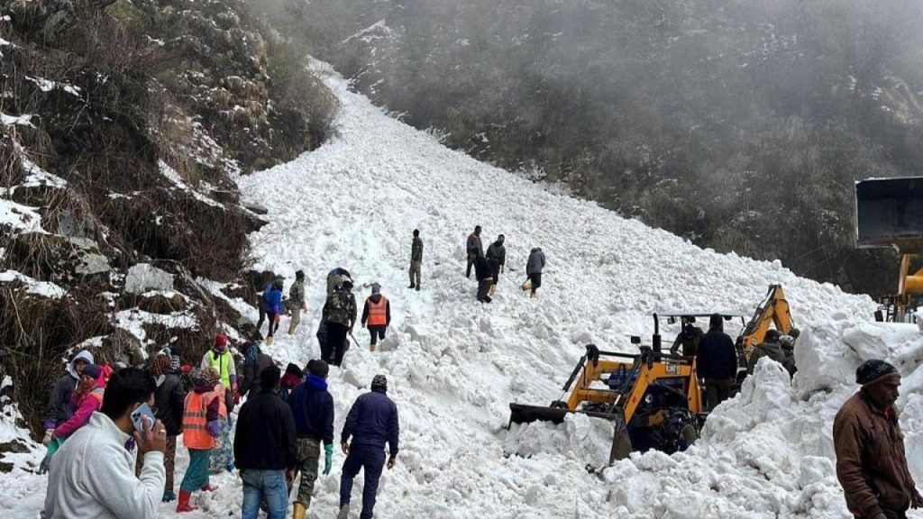 Hindistan'da çığ düştü: Yedi ölü