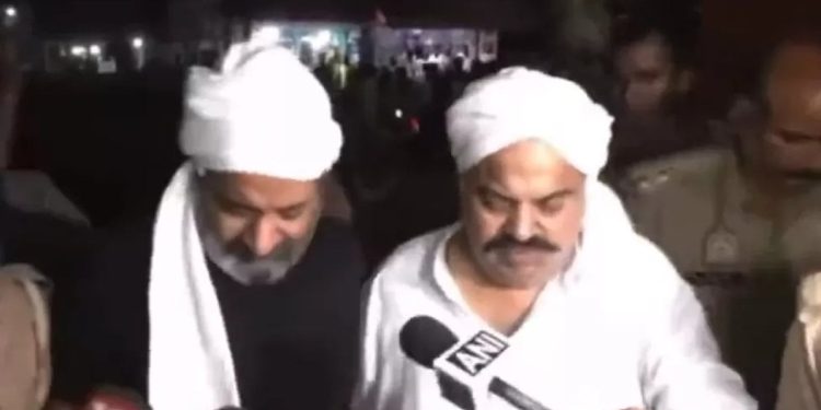 Hindistan'da eski milletvekili ve kardeşi canlı yayında öldürüldü