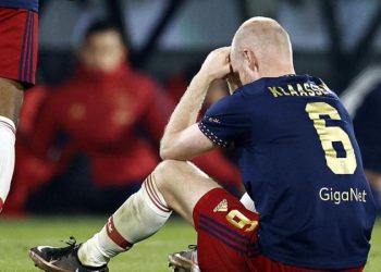 Hollanda’da Futbol Federasyonu (KNVB), Feyenoord ve Ajax takımları arasında oynanan kupa derbisinde Ajax oyuncusu Davy Klaassen'ın çakmakla yaralanması üzerine, stadyumlarda önlemleri sıkılaştırıldı. Sahaya, futbolcu ya da hakemlere isabet eden yabancı madde atılması durumunda maç derhal tatil edilecek.