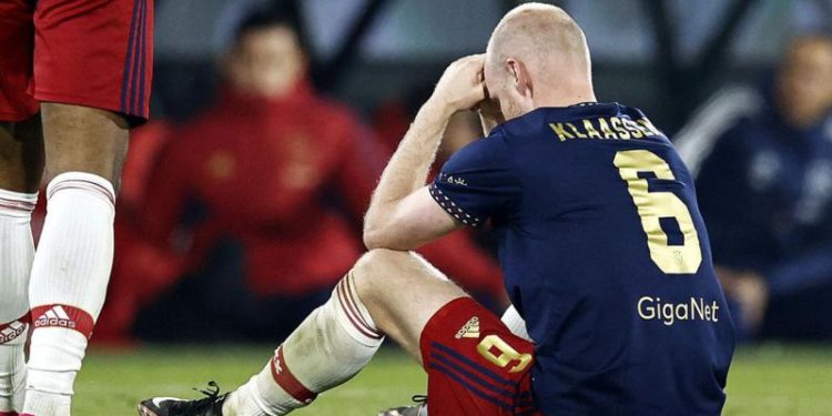Hollanda’da Futbol Federasyonu (KNVB), Feyenoord ve Ajax takımları arasında oynanan kupa derbisinde Ajax oyuncusu Davy Klaassen'ın çakmakla yaralanması üzerine, stadyumlarda önlemleri sıkılaştırıldı. Sahaya, futbolcu ya da hakemlere isabet eden yabancı madde atılması durumunda maç derhal tatil edilecek.