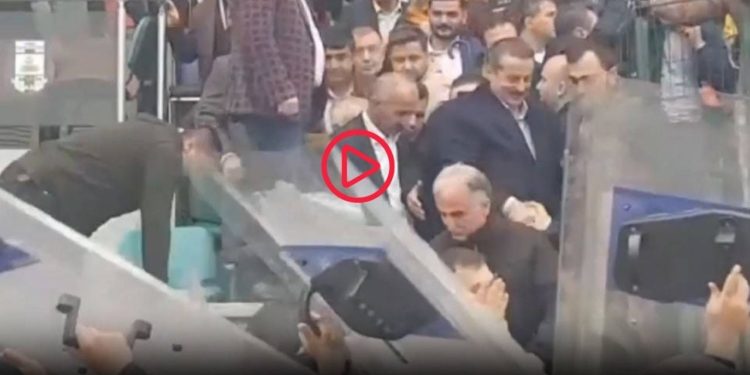 Hopaspor taraftarı, AKP'li Faruk Çelik'i protesto etti: Dışarı