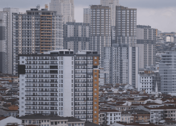 İBB Genel Sekreter Yardımcısı Gökçe anlattı: Temel hak olan 'konut hakkı' nasıl krize dönüştürüldü?