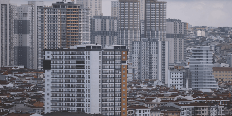 İBB Genel Sekreter Yardımcısı Gökçe anlattı: Temel hak olan 'konut hakkı' nasıl krize dönüştürüldü?