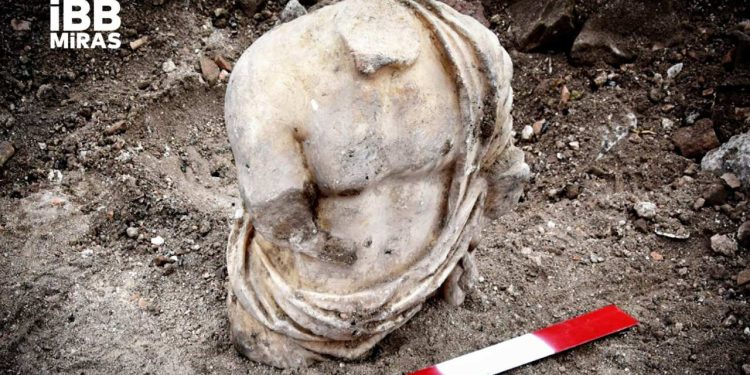 İBB'nin Poliektus kazılarında yeni heykel bulundu