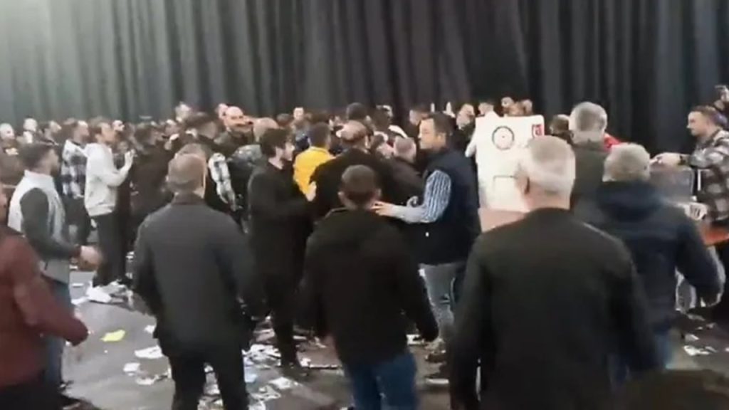 İYİ Parti 'ön seçim'inde kavga çıktı, Bakan Varank, 'Ne oldu, papatya çayınız mı bitti?' dedi