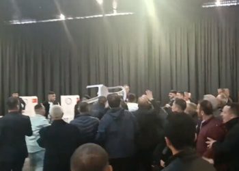 İYİ Parti’nin Ankara Temayül Yoklaması’nda sandalyeler havada uçuştu