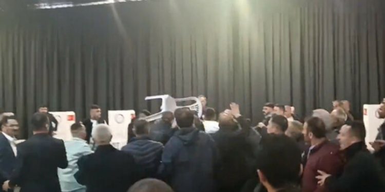 İYİ Parti’nin Ankara Temayül Yoklaması’nda sandalyeler havada uçuştu