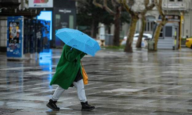 Meteoroloji'den yapılan son hava durumu tahminlerine göre; Ege ve Akdeniz kıyıları dışında Türkiye'nin tamamı sağanak yağışın etkisi altında.