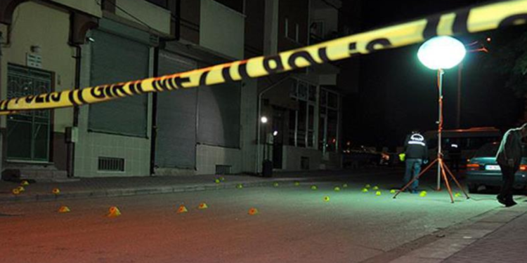 İki genç başlarından vurulmuş halde bulundu