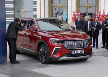 İlk TOGG, Saray’da düzenlenen törenle Erdoğan’a teslim edildi; plakası dikkat çekti