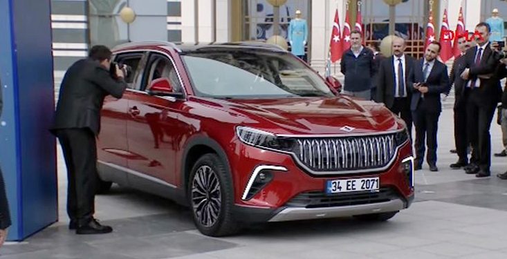 İlk TOGG, Saray’da düzenlenen törenle Erdoğan’a teslim edildi; plakası dikkat çekti