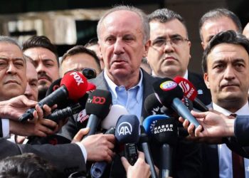 Memleket Partisi Genel Başkanı Muharrem İnce, katıldığı programda "Adaylıktan çekilecek misiniz"sorusuna tepki gösterdi ve "Bu soruyu saygısızca buluyorum!" dedi.