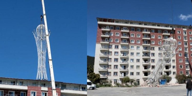 İnci Sitesi depremde az hasar almıştı: Tepesindeki beş tonluk demir paratoner, vinçle söküldü