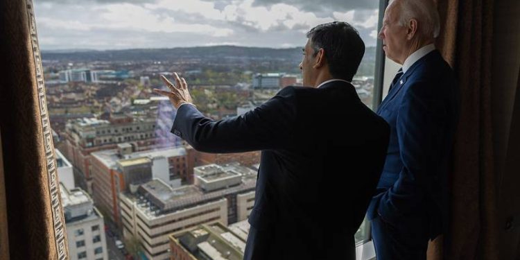 İngiltere Başbakanı Sunak ile ABD Başkanı Biden, Kuzey İrlanda'da bir araya geldi