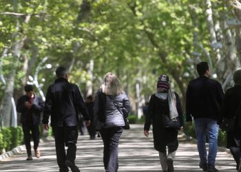 İran polisi zorunlu başörtüsü kuralını sıkılaştırıyor: Kamusal alanlara kamera yerleştiriliyor