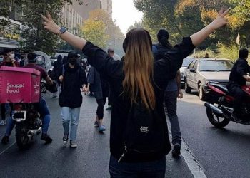 İran rejiminden başını açan kadınlara tehdit