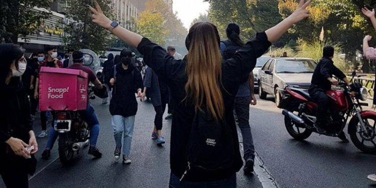 İran rejiminden başını açan kadınlara tehdit