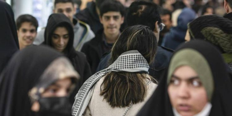 İran'da başörtüsü takmayan kadınlar "akıllı kamera"yla tespit edilecek