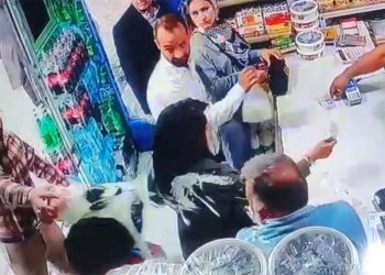 İran'da başörtüsü takmayan kadınlara yoğurtlu saldırı