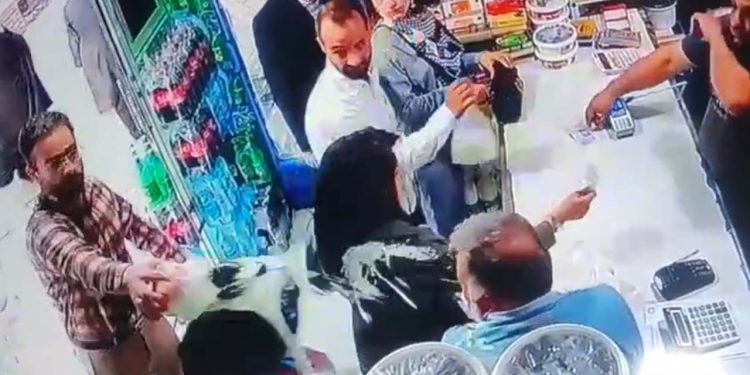 İran'da başörtüsü takmayan kadınlara yoğurtlu saldırı