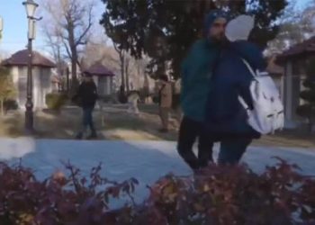 İran'da öpüşen çiftin görüntülerini yayımlayan devlet kanalı özür diledi