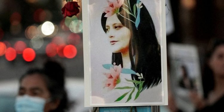 İran'daki gösterilerde tutuklanan insan hakları avukatlarından Nili serbest bırakıldı