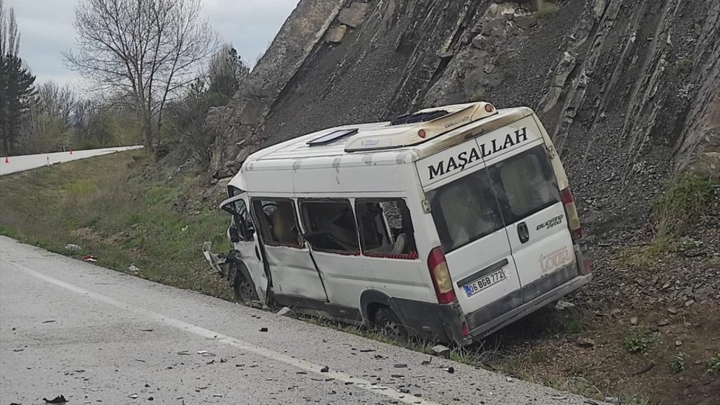 İşçi servisi kaza yaptı, iki kişi öldü