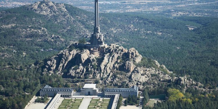 İspanya, faşist kalıntılarını anıt mezardan çıkarıyor