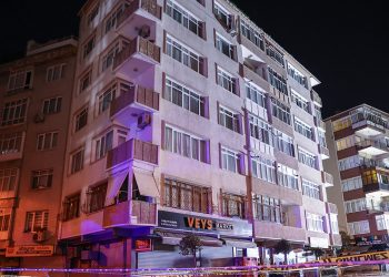 İstanbul'da 6 katlı bina, kolonlarındaki çatlaklardan dolayı boşaltıldı