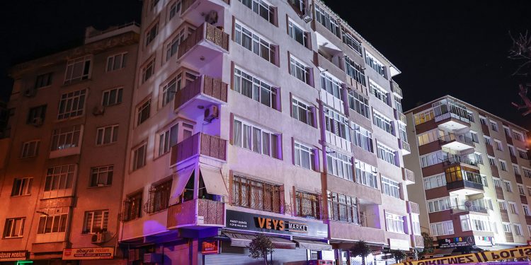 İstanbul'da 6 katlı bina, kolonlarındaki çatlaklardan dolayı boşaltıldı