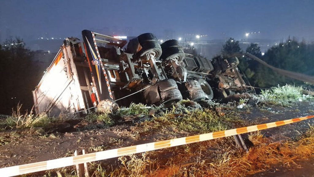 İstanbul'da ağaçlık alana devrilen kamyon, otoyola düşmesin diye halatla bağlandı