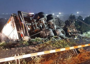 İstanbul'da ağaçlık alana devrilen kamyon, otoyola düşmesin diye halatla bağlandı