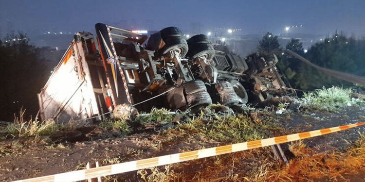 İstanbul'da ağaçlık alana devrilen kamyon, otoyola düşmesin diye halatla bağlandı