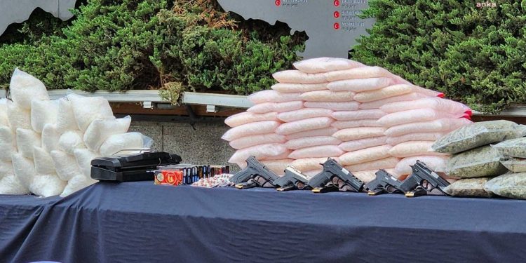 İstanbul'da dört ilçede 1 ton 205 kilo uyuşturucu bulundu