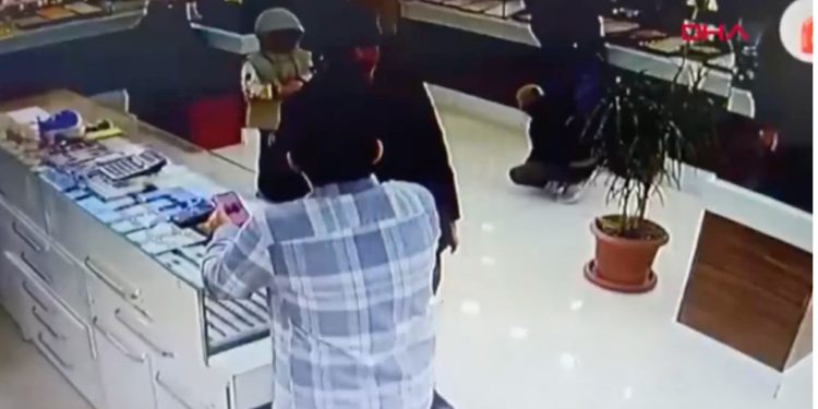 İstanbul’da iki çocuk 4 milyon liralık altın çaldı