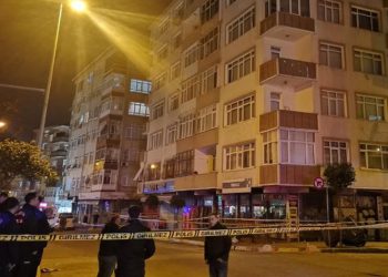 İstanbul’da kolonlarından ses gelen bina ile bitişiğindeki iki bina boşatıldı