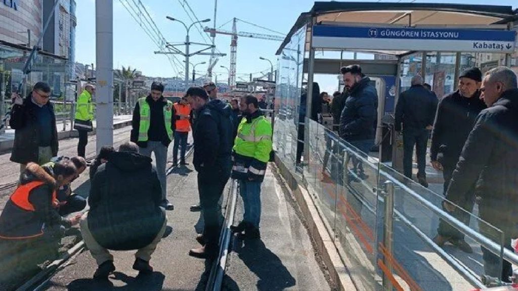 İstanbul'da tramvay raydan çıktı!